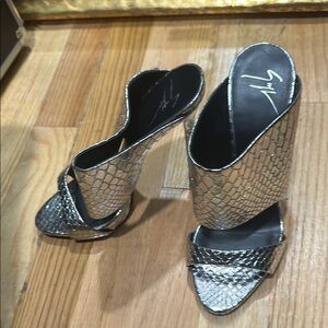 Stylish Silver Snakeskin Women's Heels
